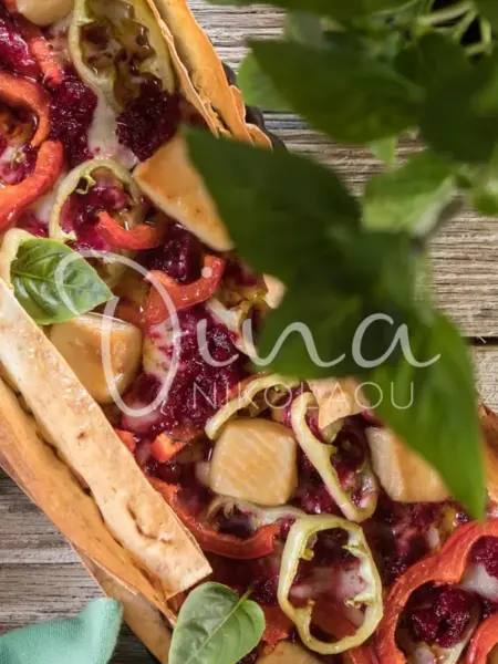 Τάρτα με κρέμα τυριών, πιπεριές και λαδοτύρι