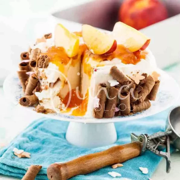 Gâteau glacé au yaourt avec confiture de nectarine