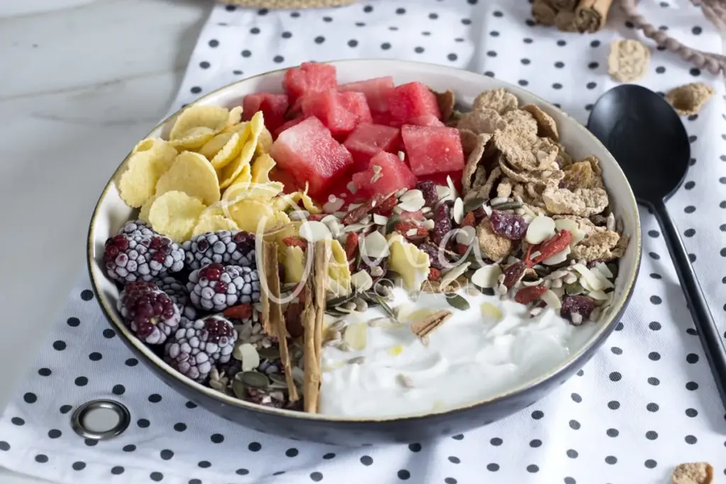 Power bowl με φρέσκα φρούτα και super foods