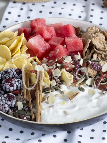 Power bowl με φρέσκα φρούτα και super foods