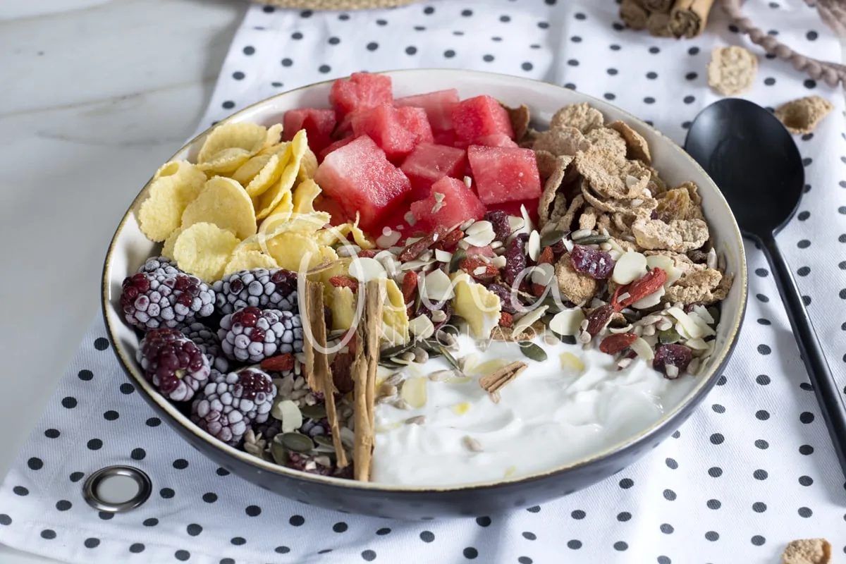 Power bowl με φρέσκα φρούτα και super foods