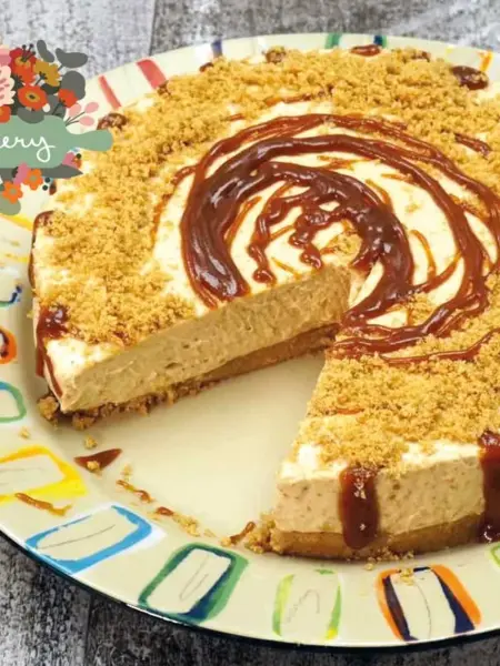 cheesecake με φυστικοβούτυρο και σος καραμέλας