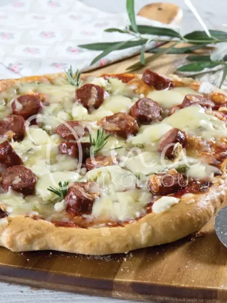 Πίτσα με τυρένια ζύμη, λουκάνικο και μοτσαρέλα