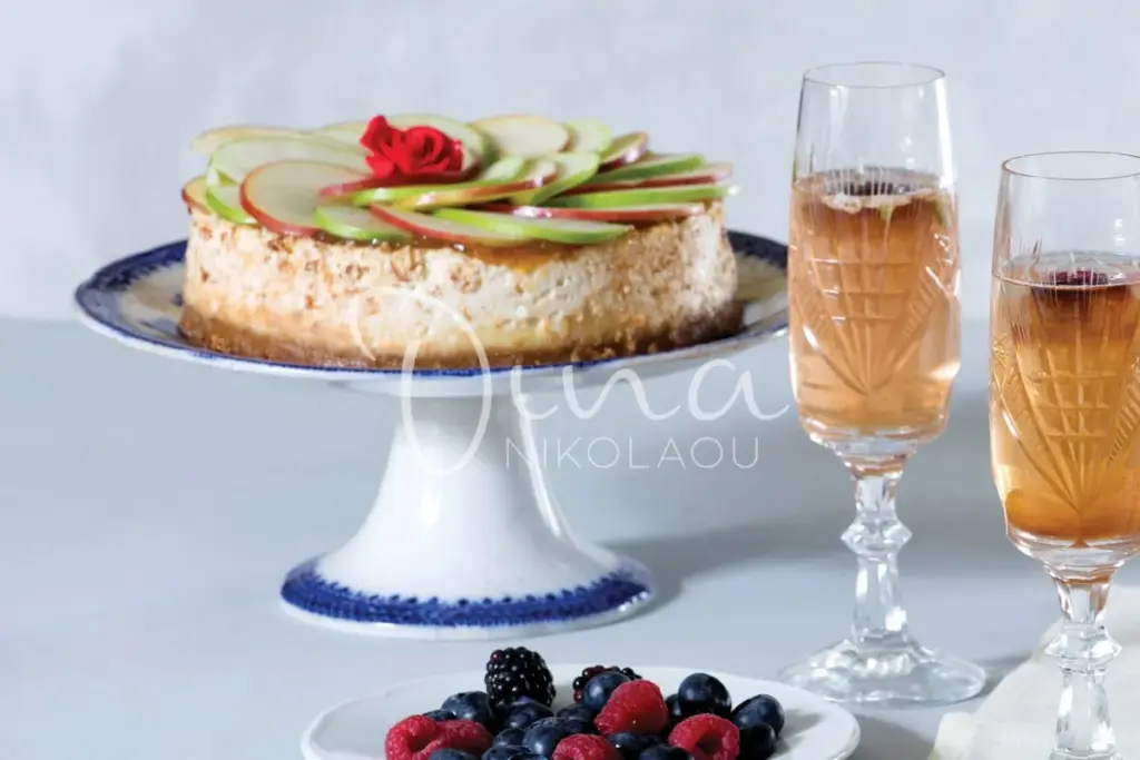 Cheesecake με μήλα ποσέ