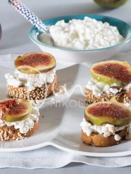 Κροστίνι με cottage cheese και σύκα