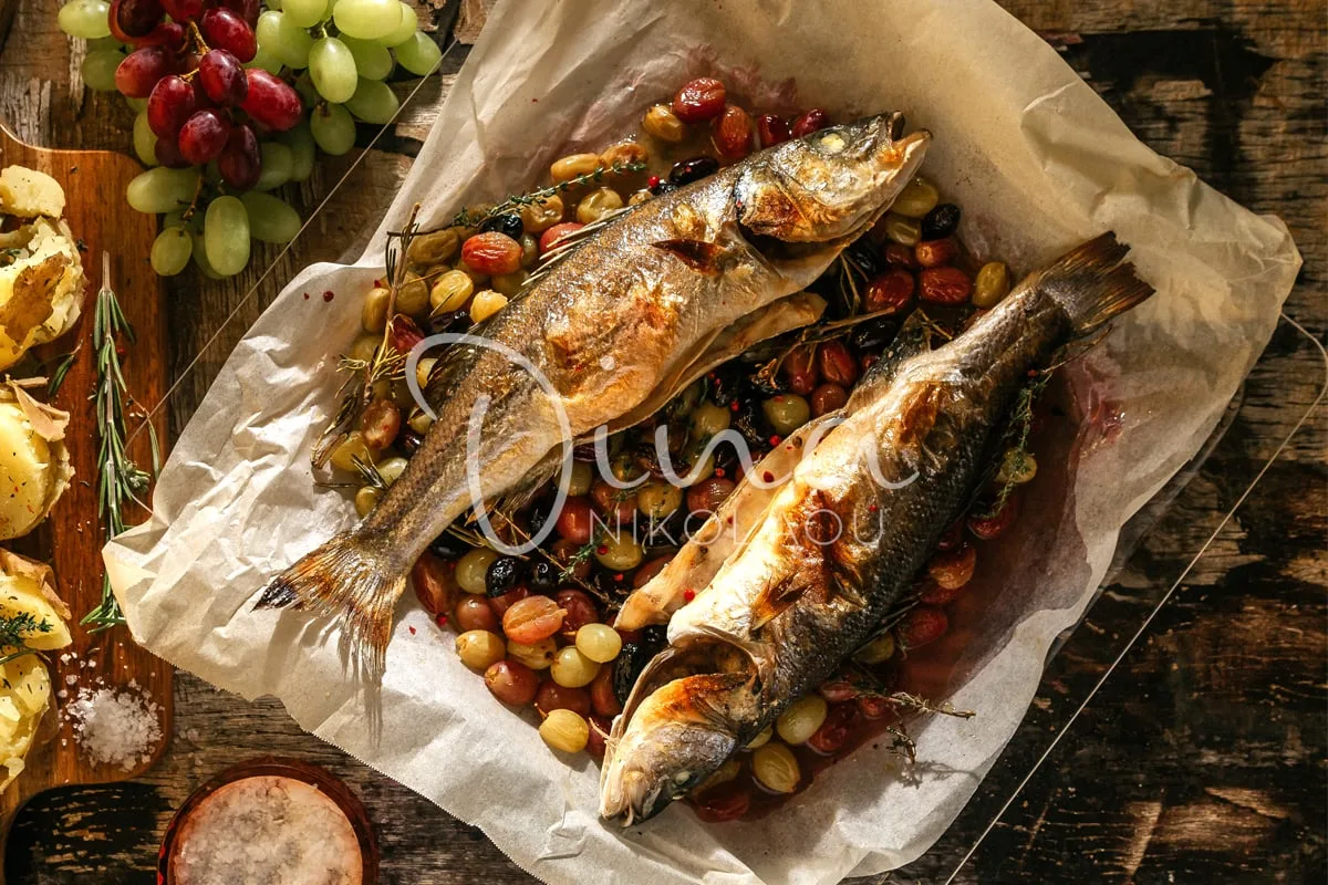 Λαβράκι με ελιές, σταφύλια και πατάτες «τσακιστές»