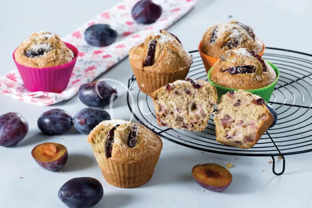 Muffins με δαμάσκηνα και καρύδα