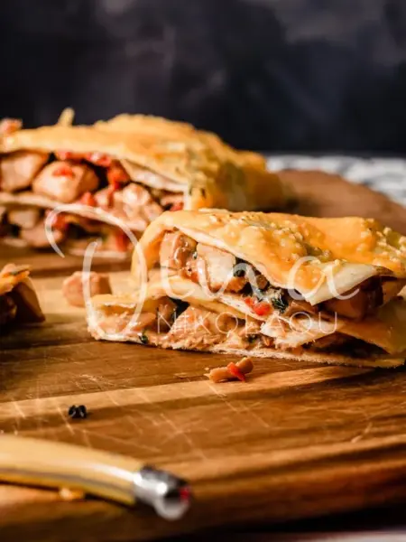 Quesadillas με πικάντικο κοτόπουλο και τσένταρ