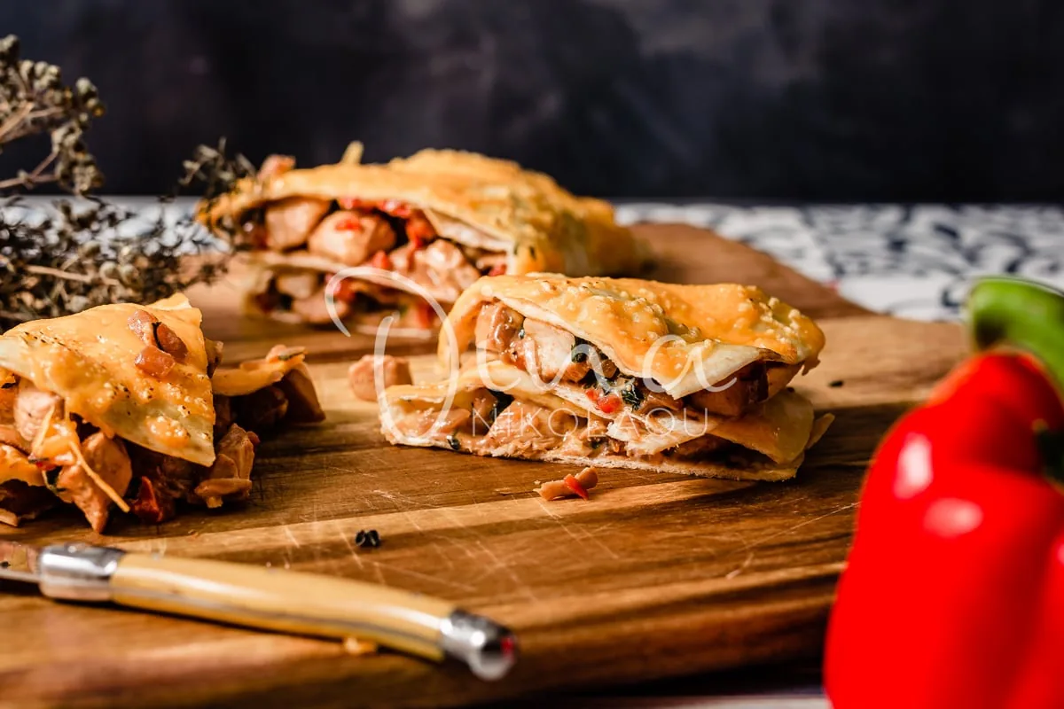 Quesadillas με πικάντικο κοτόπουλο και τσένταρ
