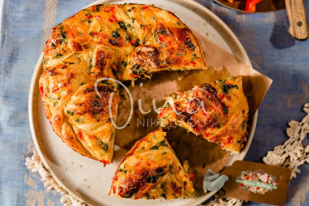 Babka αλμυρή με τσένταρ, πιπεριές και δυόσμο