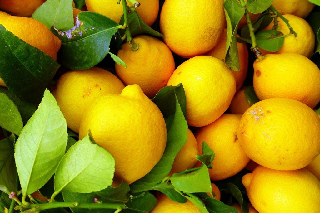 Я предпочитаю выбирать крупные и относительно тяжелые лимоны, потому что в них больше сока и они обычно сладкие.