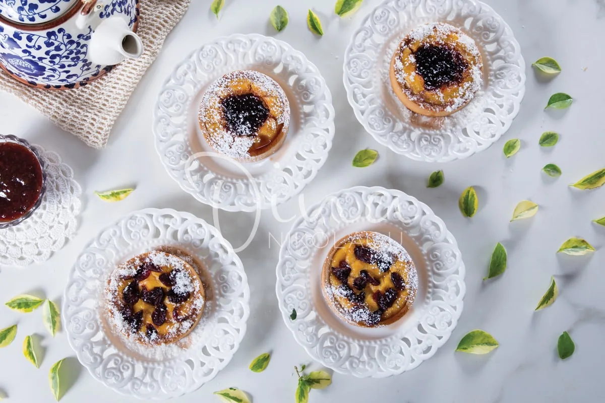 Τάρτες με κρέμα μπουγάτσας και μαρμελάδα