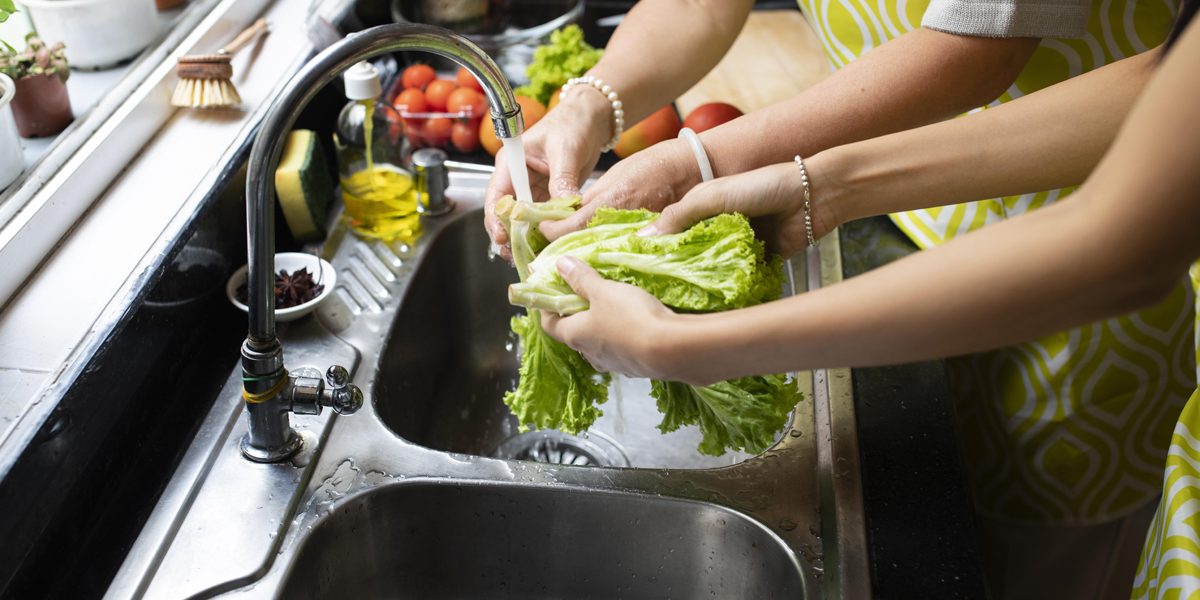 10 λάθη που πρέπει να αποφεύγουμε στο πλύσιμο των τροφίμων