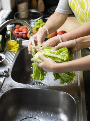 10 λάθη που πρέπει να αποφεύγουμε στο πλύσιμο των τροφίμων