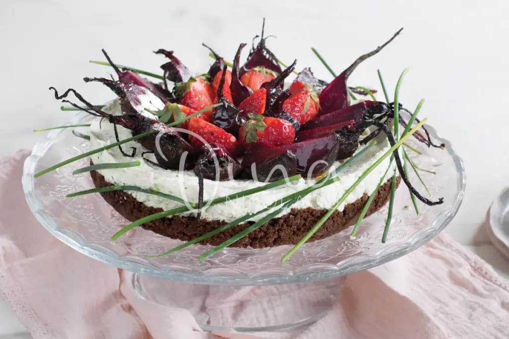 Cheesecake με ψητά παντζάρια και φράουλες