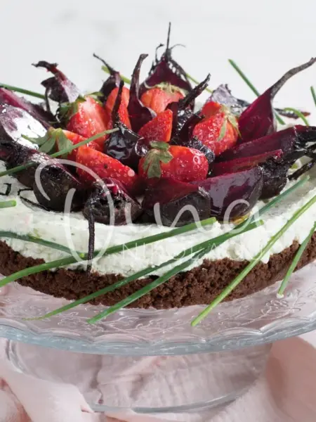 Cheesecake με ψητά παντζάρια και φράουλες