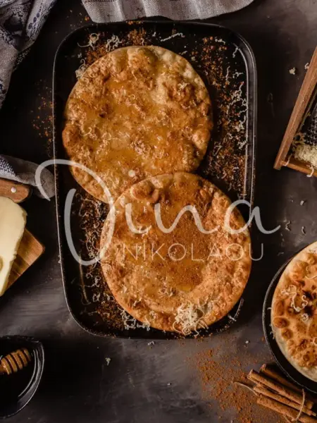 Πλακόπιτες τυρένιες με μέλι και κανέλα