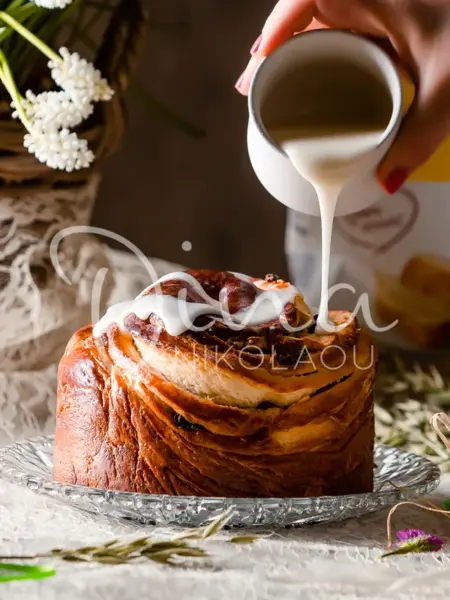 Τσουρέκι με σταφίδες και αμύγδαλα