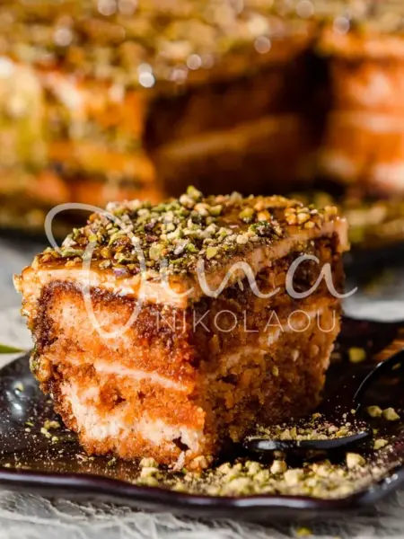 Κέικ σιροπιαστό με κρέμα και φυστίκι Αιγίνης