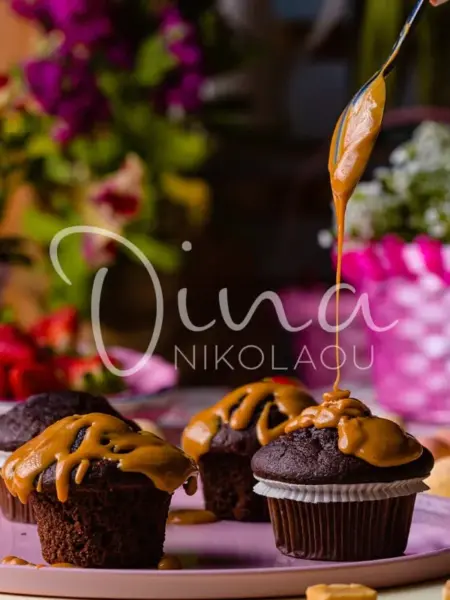 Muffins με διπλή σοκολάτα και σάλτσα καραμέλας