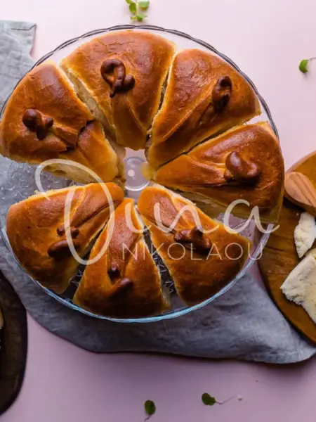 Τσουρέκι αλμυρό, γεμιστό με αλλαντικά και τυριά