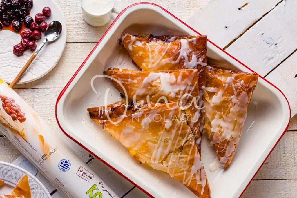 Πίτες με κρέμα γαλατόπιτας και βύσσινο
