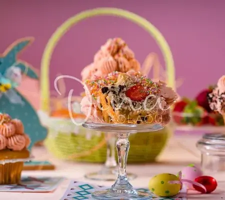 Cupcakes βανίλιας με ολόκληρες φράουλες