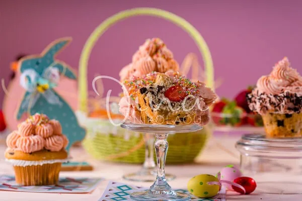 Cupcakes βανίλιας με ολόκληρες φράουλες