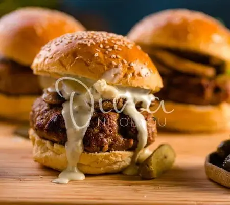 Burger μοσχαρίσια με blue cheese sauce και μανιτάρια