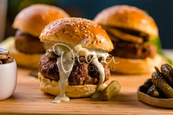 Burger μοσχαρίσια με blue cheese sauce και μανιτάρια