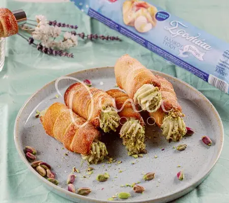 Cannoli σφολιάτας με κρέμα φυστικιού