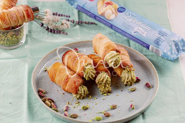 Cannoli σφολιάτας με κρέμα φυστικιού