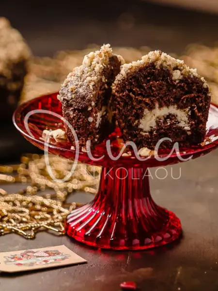 Muffins σοκολάτας με ελαιόλαδο, γεμιστά με ανθότυρο