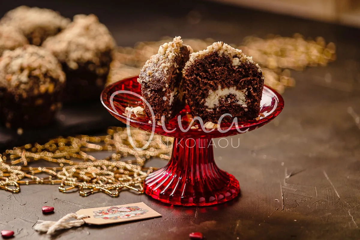 Muffins σοκολάτας με ελαιόλαδο, γεμιστά με ανθότυρο
