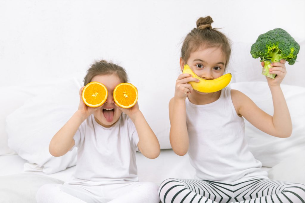 Apprendre aux enfants à manger des fruits