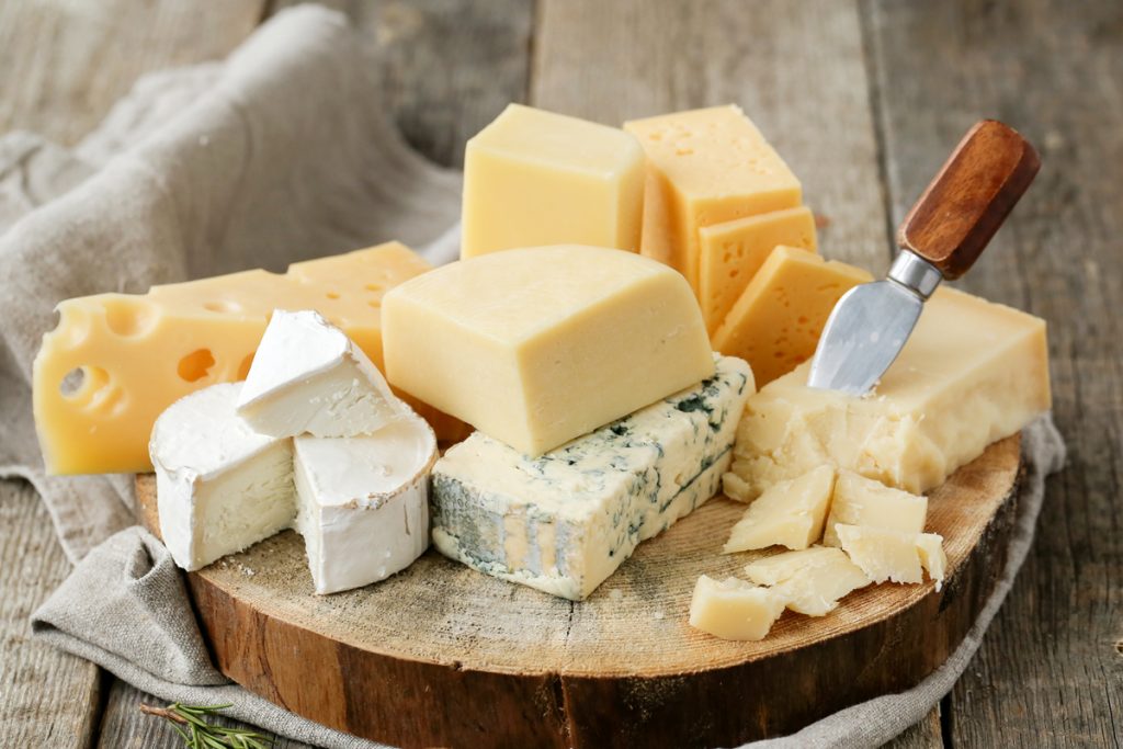 Сырный сезон — отличная возможность приготовить разнообразные сыры для подачи к вину.