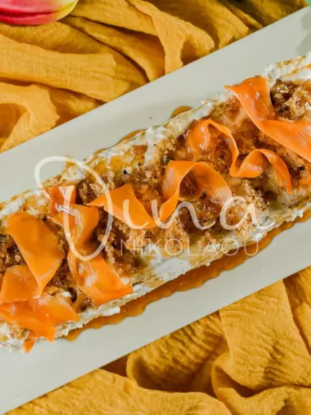Τούρτα carrot cake με πλούσια κρέμα «τσουρέκι»
