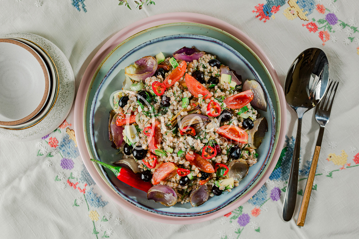 Салат из гречки, черники и карамелизированного лука