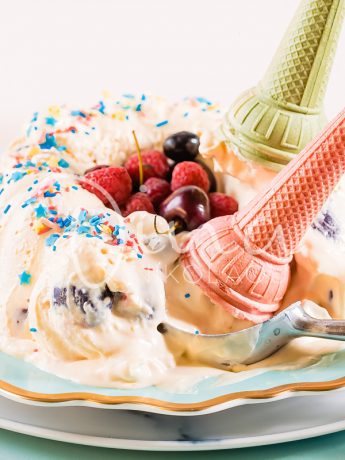 Παγωτό κασσάτο σεμιφρέντο με φρέσκα και ζαχαρωμένα φρούτα