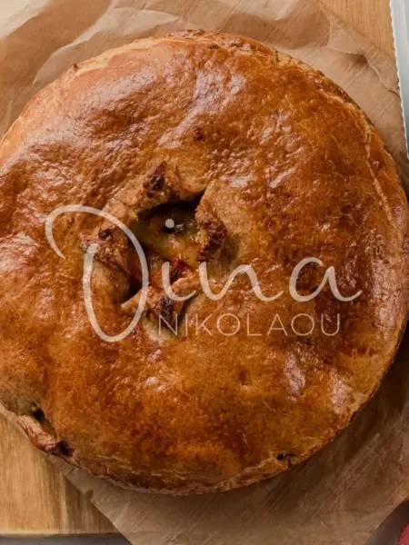 Πίτα με πένες, λουκάνικο χωριάτικο και τσένταρ