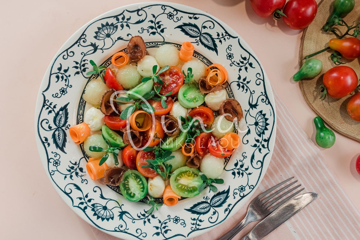 Салат с помидорами черри, моцареллой и дыней