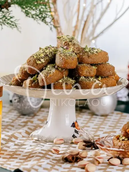 Μελομακάρονα με θυμαρίσιο μέλι και φυστίκια