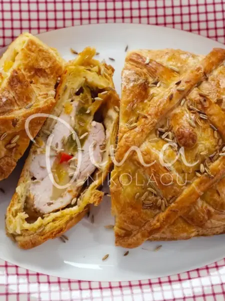 Ρολό κοτόπουλο πικάντικο, γεμιστό με πιπεριές, τυλιγμένο σε σφολιάτα