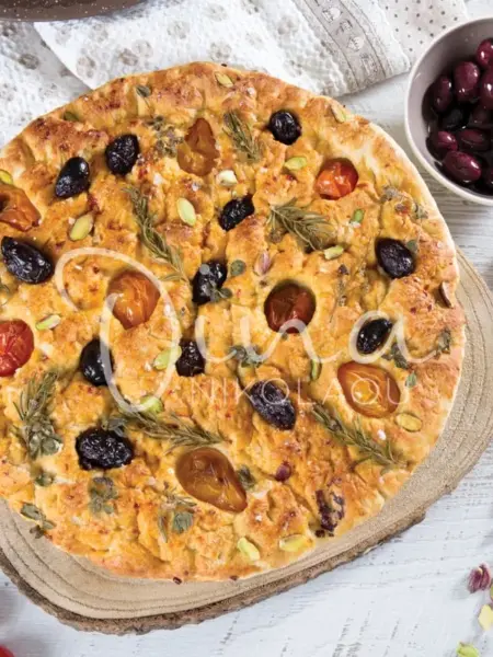 Φοκάτσια με ντοματίνια, ελιές και μυρωδικά