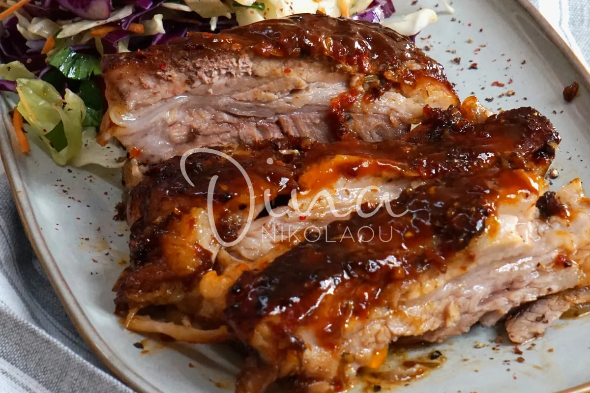 Χοιρινά παϊδάκια (baby ribs) αργοψημένα με σάλτσα bbq