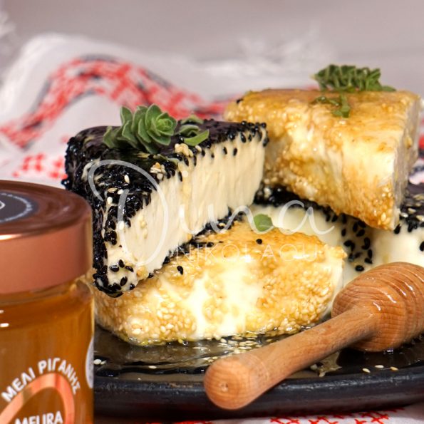 Фета саганаки с кунжутом и медом