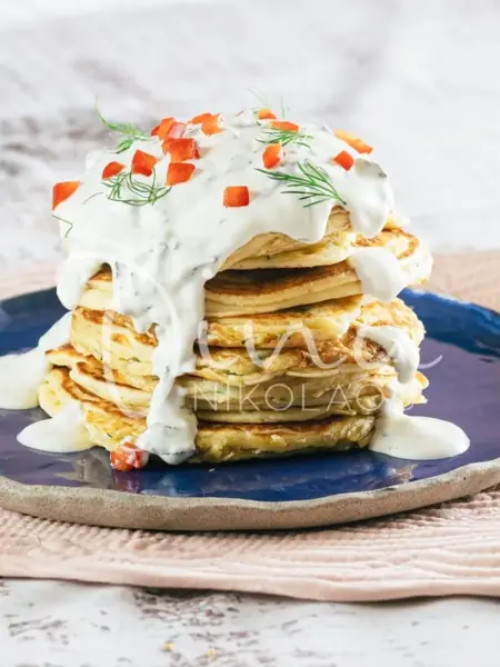 Pancakes αλμυρά με πλούσια σάλτσα τυριών