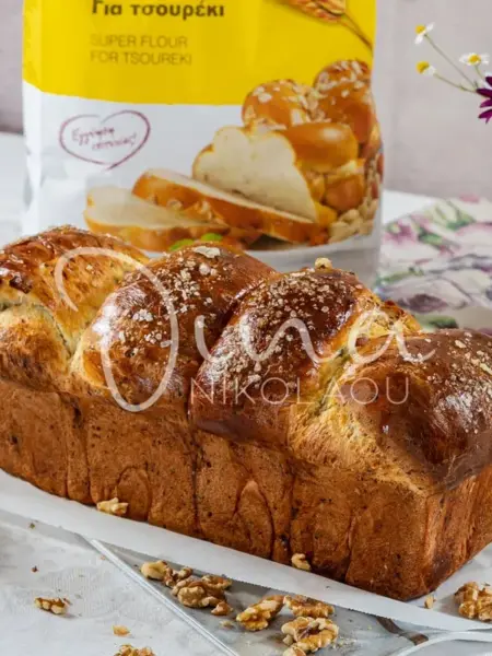 Τσουρέκι αλμυρό με ζαμπόν και καρύδια