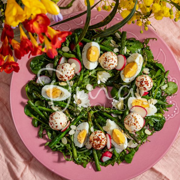 Σαλάτα ανοιξιάτικη με σπαράγγια, αυγά και τυρομπουκιές