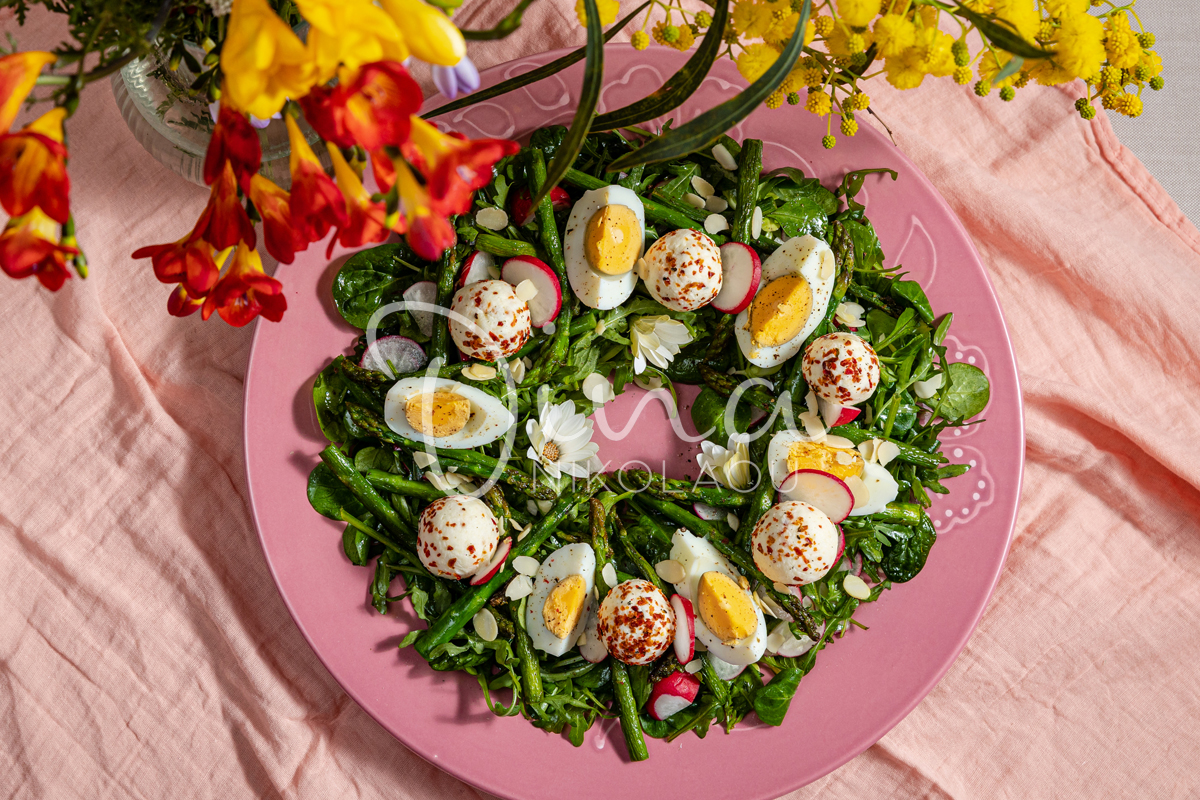 Σαλάτα ανοιξιάτικη με σπαράγγια, αυγά και τυρομπουκιές